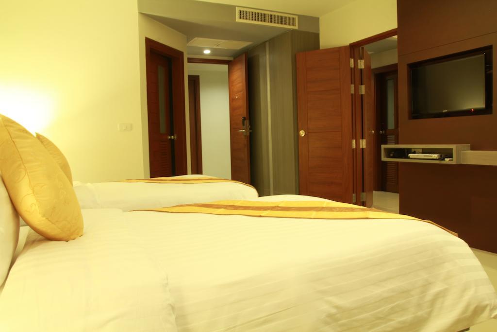 Hemingways Silk Hotel Patong Buitenkant foto