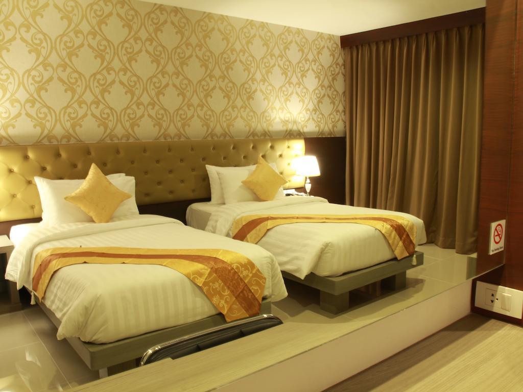 Hemingways Silk Hotel Patong Buitenkant foto