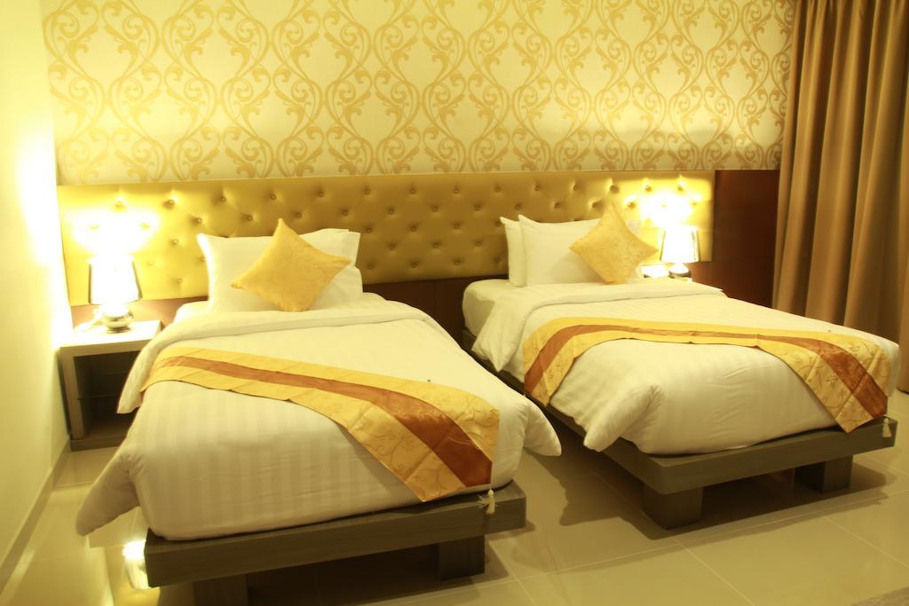 Hemingways Silk Hotel Patong Buitenkant foto