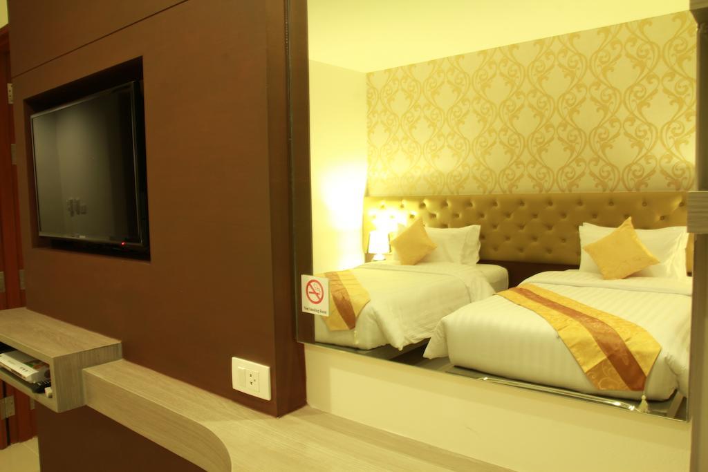 Hemingways Silk Hotel Patong Buitenkant foto