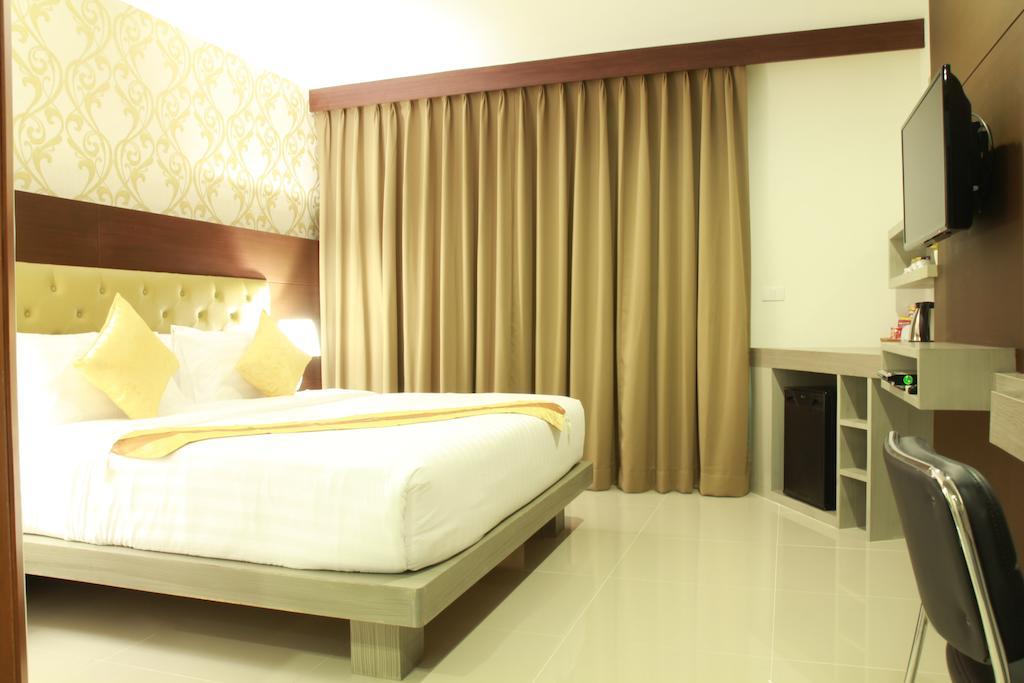 Hemingways Silk Hotel Patong Buitenkant foto