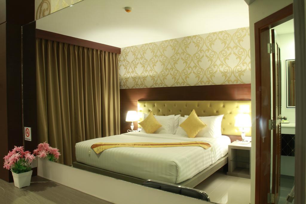 Hemingways Silk Hotel Patong Buitenkant foto