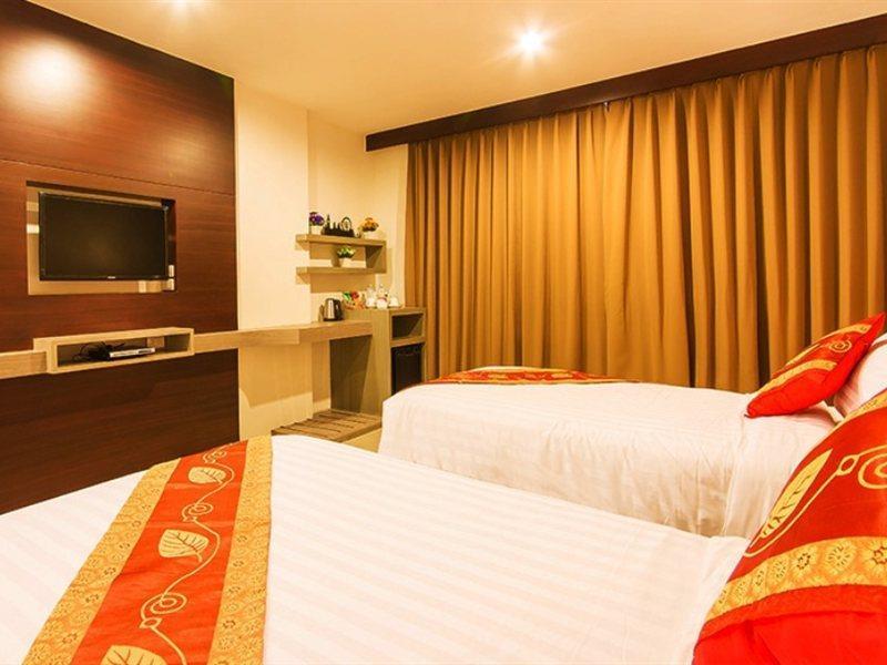 Hemingways Silk Hotel Patong Buitenkant foto