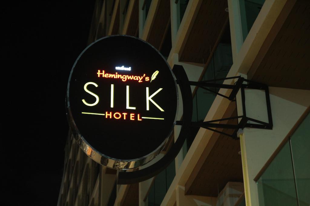 Hemingways Silk Hotel Patong Buitenkant foto