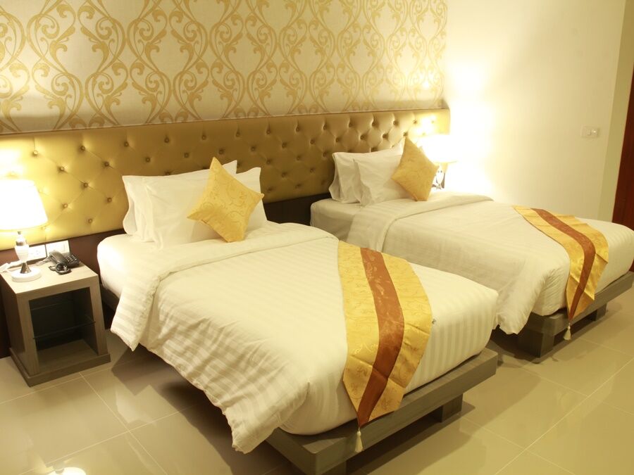 Hemingways Silk Hotel Patong Buitenkant foto