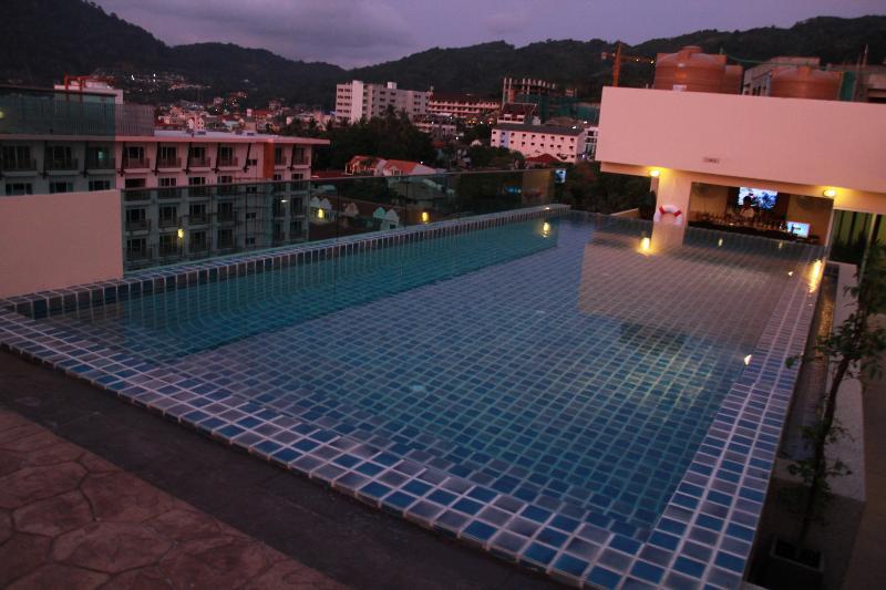 Hemingways Silk Hotel Patong Buitenkant foto